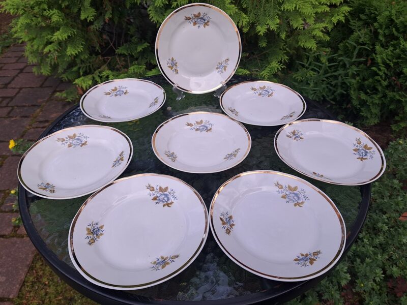 Kūku šķīvji ar "Ledus rozi" un platu zelta apvilkumu gar malu, servīze "Karīna", RPR (Karīna 136)