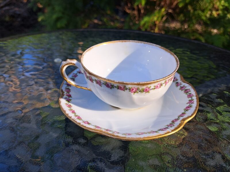 Skaists antikvārs tējas p[āris (krūzīte+apakštase) ar maigu rožu dekolu un zeltījumu, reljefu virsmu, Limoges Francija (Citi rpt 141)