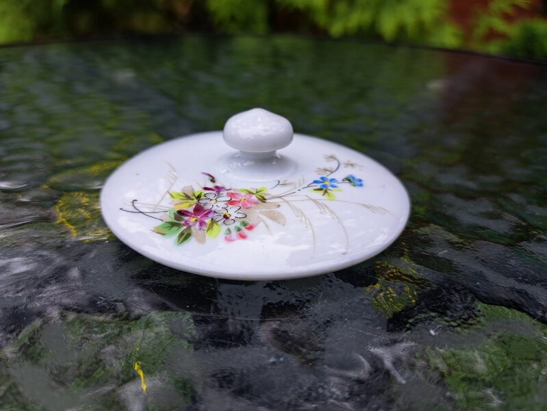 Vāciņš sens balts ar savvaļas puķēm, porcelāns, Kuzņecovs (Kuzņecovs 70)