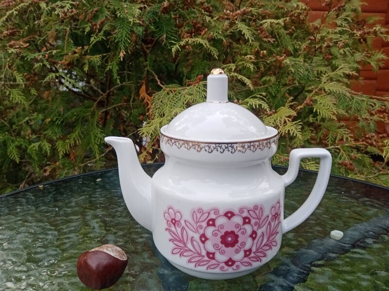 Tējkanna ar rozā puķēm un zelta ornamentu, tējas servīze "Aija-2", RPR (Aija-2 tējas 83)