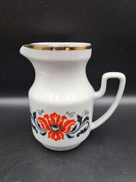 Krējuma kanniņas ar sarkanām magonēm (šķēltas ziedlapiņas) un platu zelta malu, tējas servīze "Aija-2", RPR (Aija-2 tējas 131)