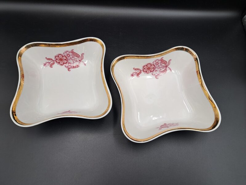 Salātu bļodiņas, 4-stūru forma ar rozā puķēm, plata zelta mala. Diagonāle ir d=19cm, RPR (Citi pusd 199)