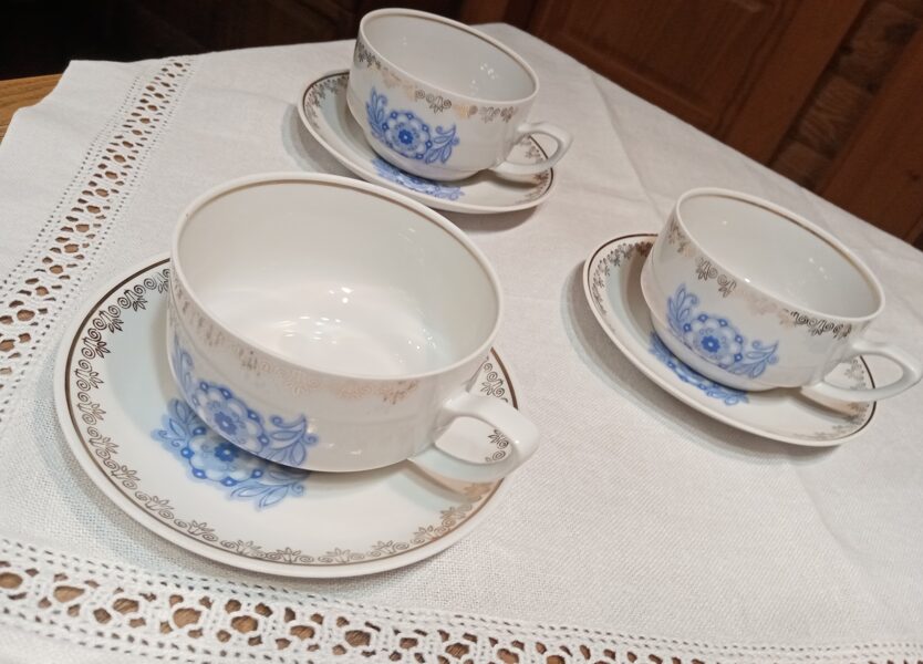Tējas pāris (tase+apakštase) ar zilām puķēm, tējas servīze "Aija-2" (Aija-2 tējas 19)