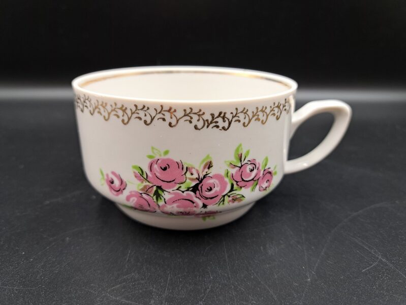 Krūzīte tējas ar rozā rozītēm un zelta ornamentu, tējas servīze "Aija-2", RPR (Aija-2 tējas 128)