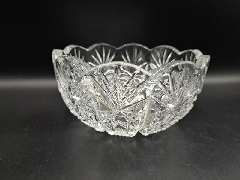 Skaista presēta krisātla bļodiņa saldumiem. Diam.13cm, h=6,5cm (Kristāls sk 03)