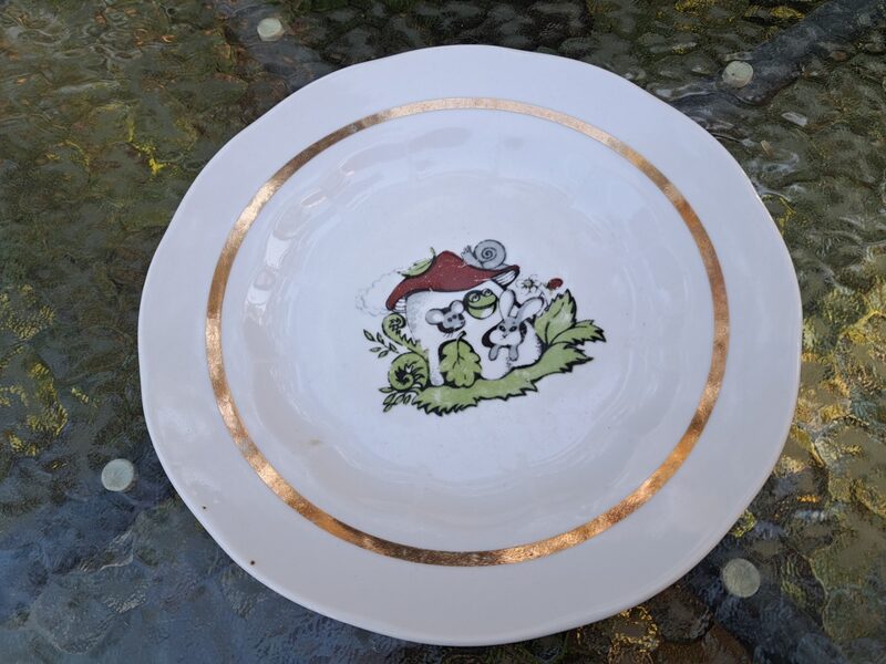 Bērnu šķīvis ar pasaku namiņu un zeltu diam.20cm, RPR (Bērnu 60)