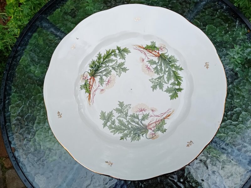 Servējamais šķīvis diam.36cm (defekts) ar pētersīļiem un zeltu,  RPR (Ārija pusdienu 163)