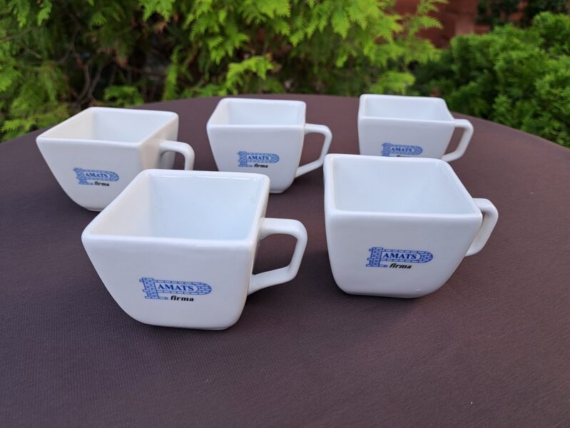 Kafijas krūzītes ar logo un uzrakstu "Firma PAMATS" uz krūzītes, nezinams ražotājs (LOGO 35)
