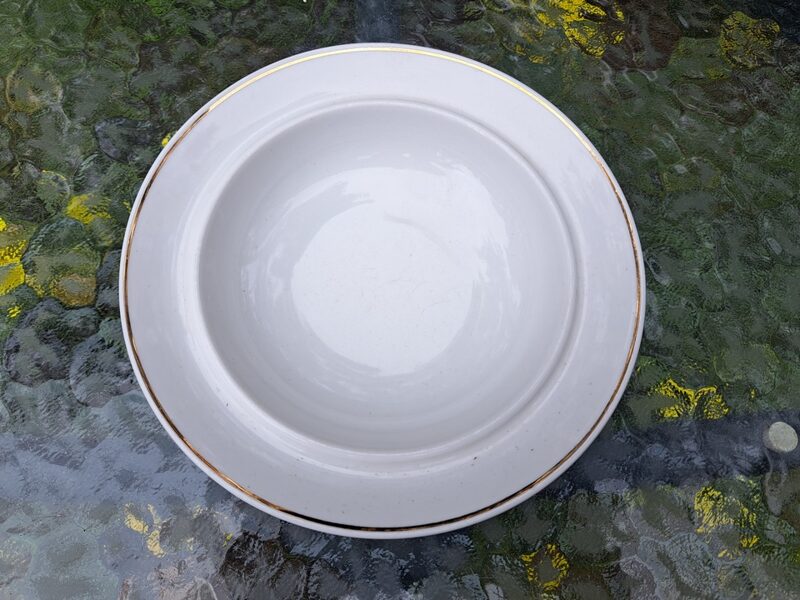 Sviesta trauka pamatne pabalta ar zelta malu, RPR. 70.-ie gadi. Trauka diametrs ir 16,2cm (Citi 320)