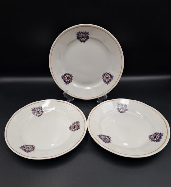 Kūku šķīvji ar violetu tautīsku dekolu, bez zelta, bēša šaura svītra gar malu, servīze "Karīna", RPR (Karīna 124)