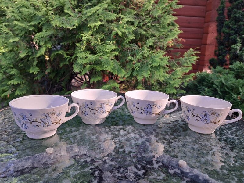 Krūzīte ar gaiši zilām lina puķītēm un gaiši zaļu lustrētu apvilkumu iekšā gar malu, tējas servīze "Viktorija", RPR (Viktorija t 132)