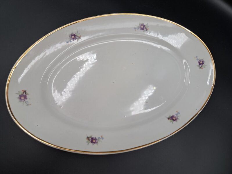 Garenais šķīvis 35cmx23cm, pusdienu servīze "Spīdola" ar lillā puķēm un zelta malu, RPR (Spīdola 95)