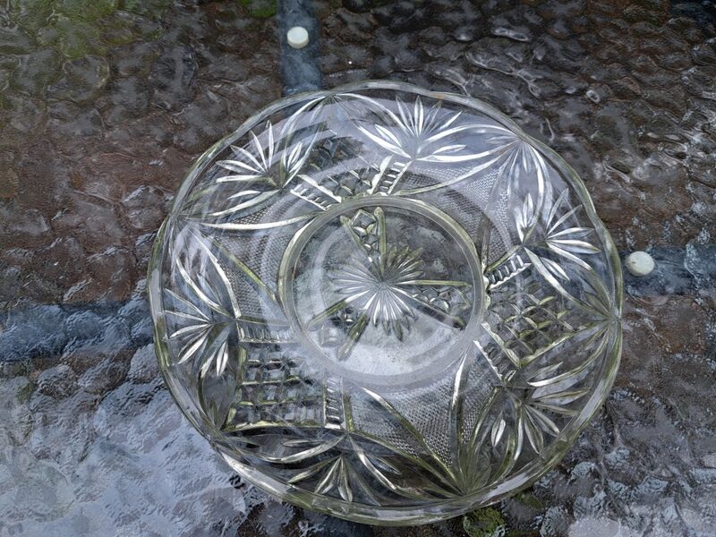 Presēta stikla šķīvji, Lorup, Igaunija. Sīks nošķēlums (Stikls sk 178)