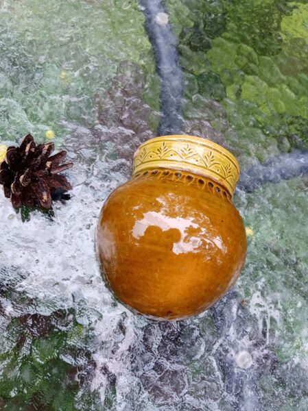 Vintāža sienas vāzīte, keramika ar reljefa rakstu (Keram 38)