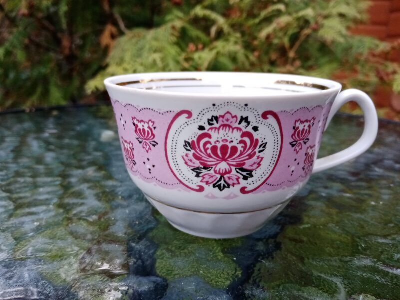 Tases no tējas servīzes "Māra" ar rožu kameju un zeltu (Māra tējas 79)