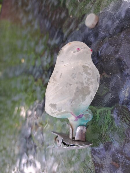 Cālis balts uz piespraudes (Egle putni 16)