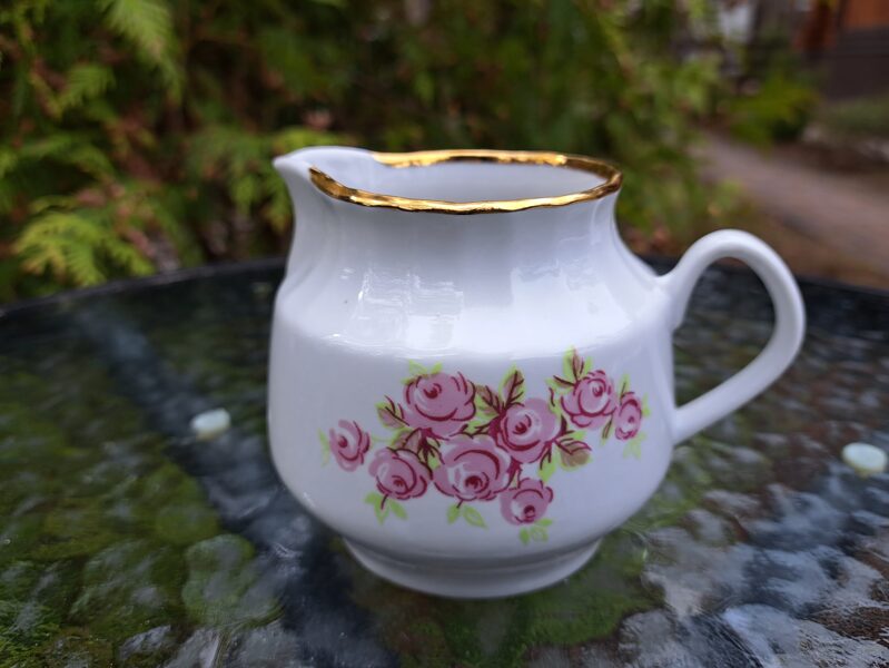 Krējuma kanniņa "Māra" ar rozītēm un zeltu, RPR (Māra tējas 109)