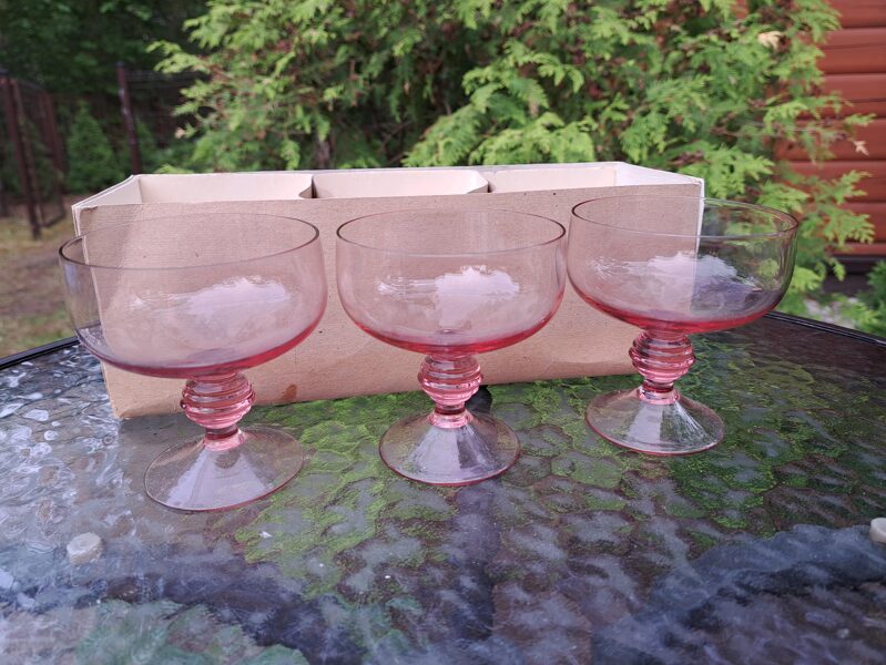 Rozā stikla deserta bļodiņu uz kājas jauns komplekts 3 personām (Stikls sk 113)