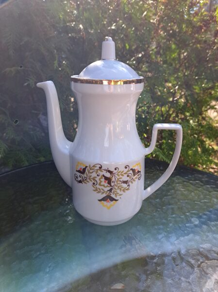 Lielā tējkanna ar brūnām dzeltenām un haki puķēm un zeltu, tējas servīze "Aija-2" (Aija-2 tējas 91)