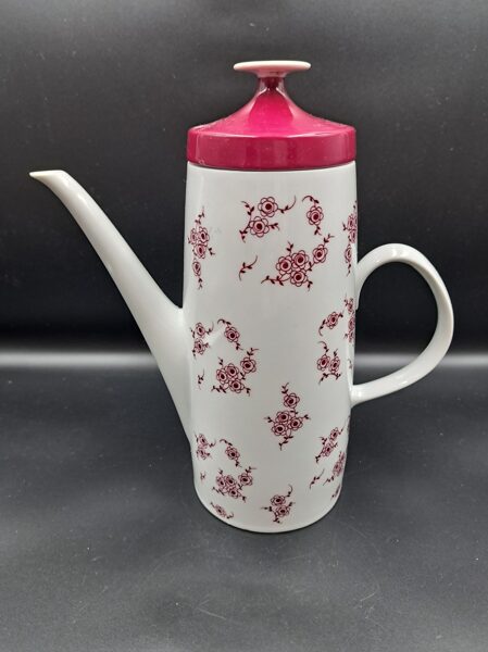 Lielā kafijas kanna, balta ar fuksijas krāsas puķītēm un fuksijas vāciņu, bez zelta. Ražotājs: Lichte (Vācija 94)