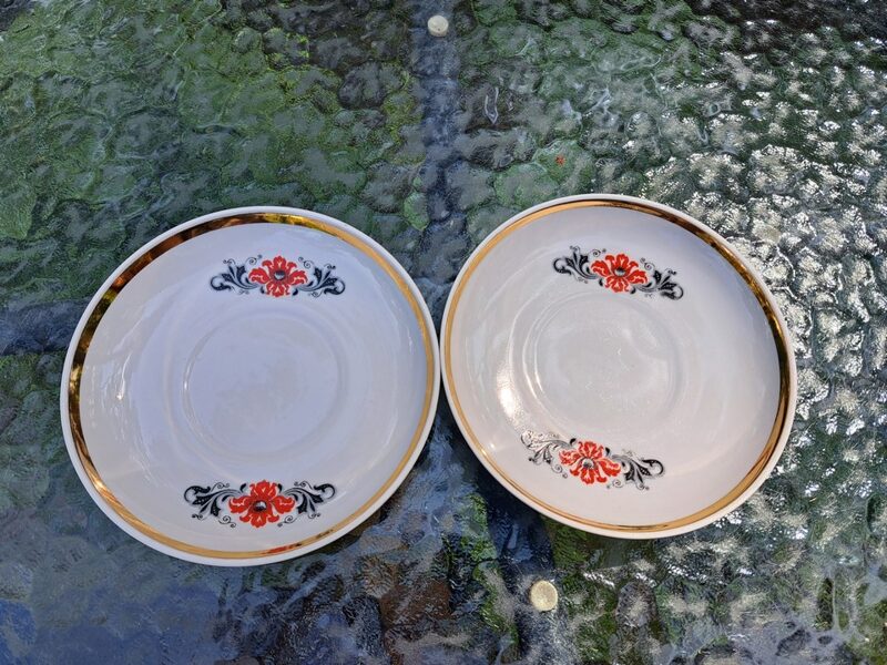 Apakštases ar sarkanām magonēm (šķēltas ziedlapiņas) un platu zelta malu, tējas servīze "Aija-2", RPR (Aija-2 tējas 132)