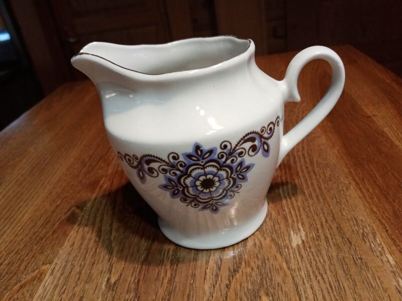 Krējuma kanniņa, kafijas servīzes "Ārija" ar tumsi violeti dekolu (Ārija kafijas 10)