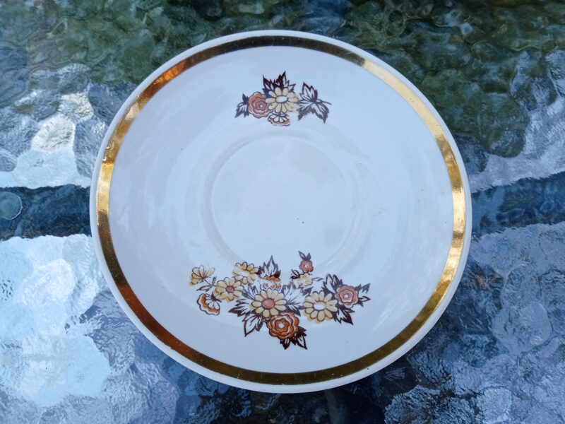 Apakštase Rīga (no 60.-iem), ar dzelteni-brūnām puķēm (Rīga-60 21)