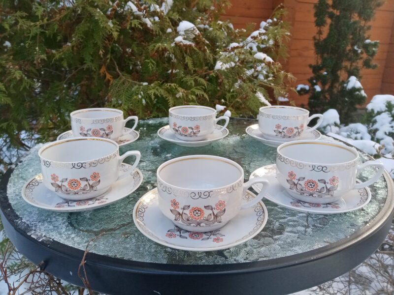 Tējas pāri ar sarkanam un brūnām puķēm un zelta ornamentu, tējas servīze "Aija-2" (Aija-2 tējas 22)