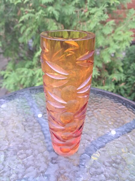 Smaga oranža vāze ar rokas gravēšanu. Ražotājs, iespējams, "Neman", Baltkrievija (Stikla vaze 133)