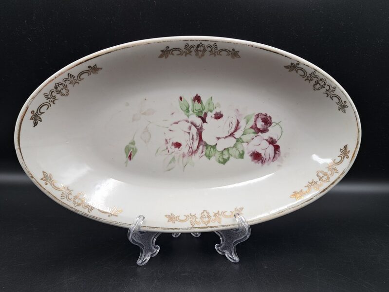 Garenais šķīvis mazais ar kuplām rozēm un zeltu, 25,5cmx14,5cm, pusdienu servīze "Gludā", PFF (Gludā 100)