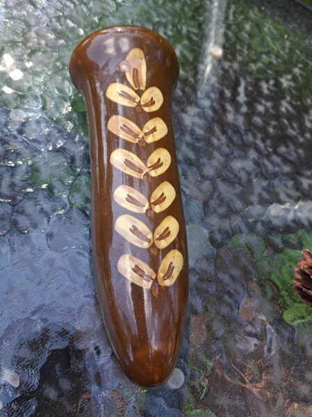 Sena senas vāzīte, kerāmika, glazūra, rokas gleznojums- gaiši brūna ar dzeltenu vārpiņu vai puķi (Keram 75)