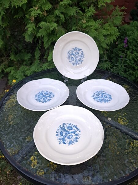 Salātu šķīvis ar zilām puķēm centrā un zelta apmali, d=20cm, pusdienu servīze ROKOKO, RPF (Rokoko 165)