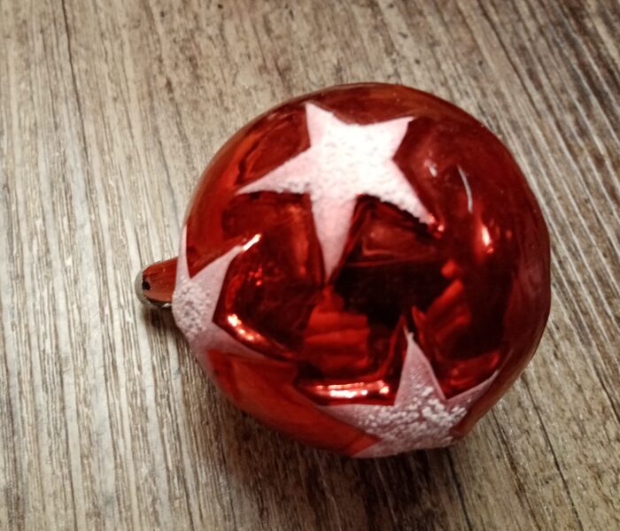 Sarkana bumba ar izspiestām baltām zvaigznēm (Egle bumba 14)