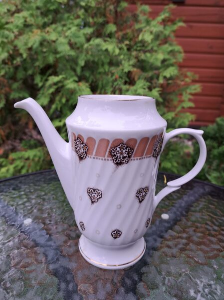 Kafijas kanna bez vāciņa no servīzes "Rīga", 80.-ie gadi, ar brūnu un bēšu dekolu, ar zeltu, RPR (Rīga 80 63)