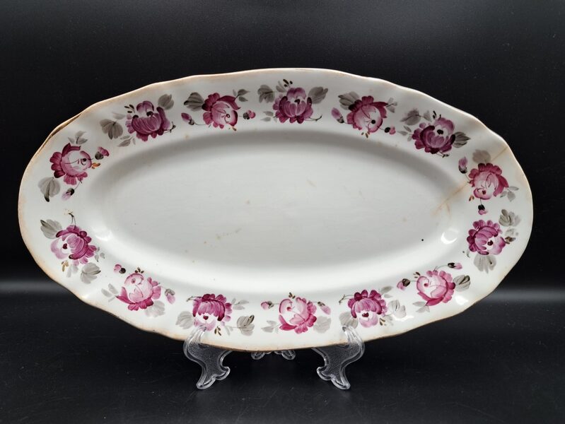 Garenais šķīvis, roku gleznojums gar malu (bordo rozes), ZIK. Fajanss. Periods 1958.gads. Izmērs: 30cmx17cm (ZIK 22)