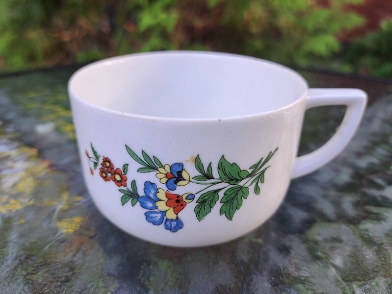 Brīnišķīgas plānsienu tējas krūzītes ar puķītēm, bez zelta, plaisa, Rīgas Keramikas Fabrika (Kuzņecovs 75)