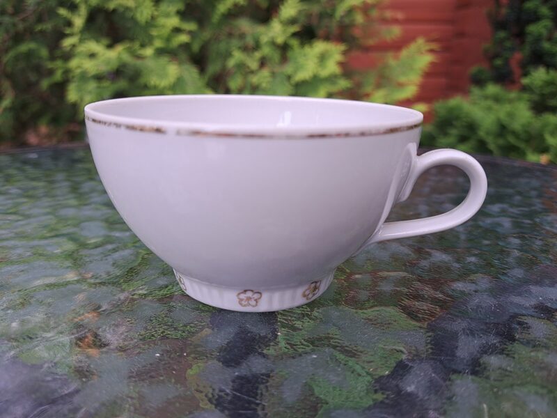 Krūzīte "Regīna", balta ar zelta puķītēm, mošķelums, zelta nolietojums (Regina 48)