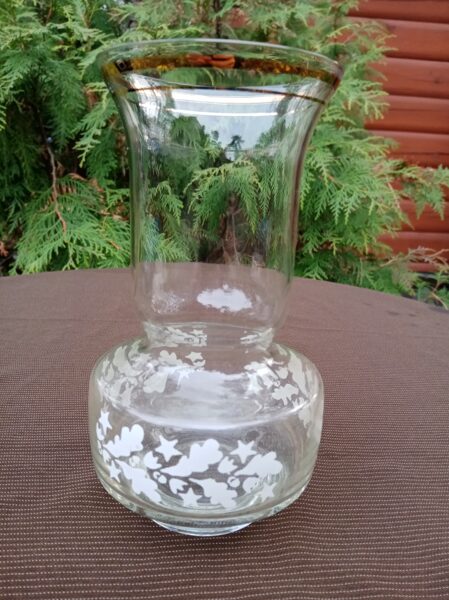 Elegānta stikla vāzīte ar zeltu un baltu dekolu (Stikla vaze 10)