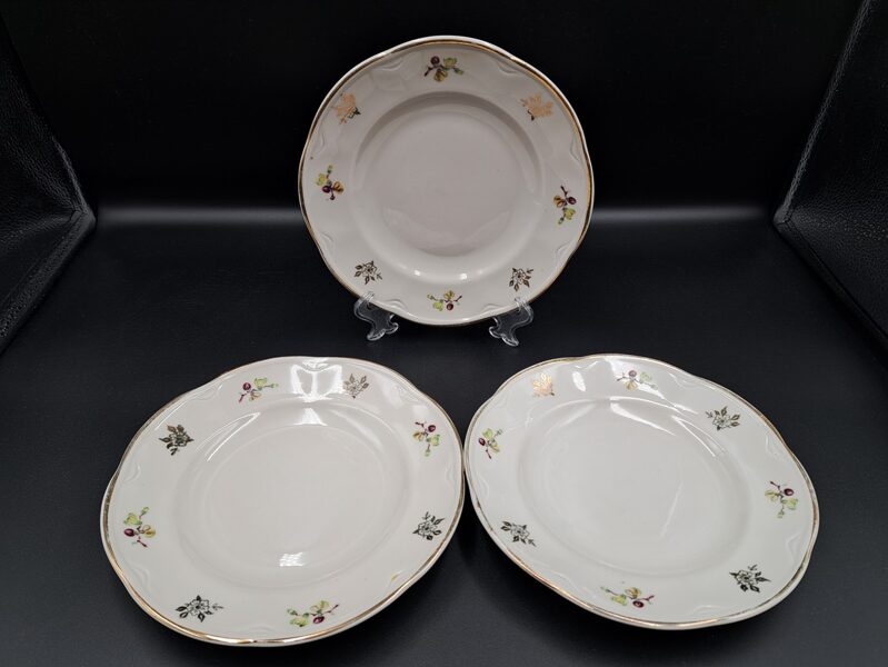 Maizes šķīvji d=17cm, ar dzeltenām puķītēm, zelta puķi un zeltu gar malu ROKOKO, RPF (Rokoko 121)