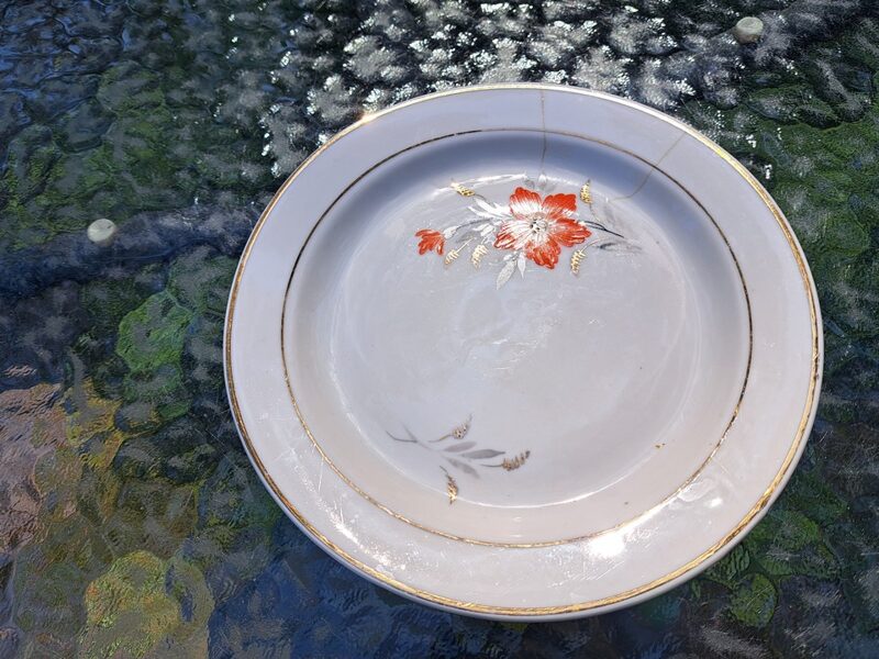 Kūku šķīvis, servīze "Tauta" ar ugunspuķi un zeltu, 2 plaisas (Tauta 54)