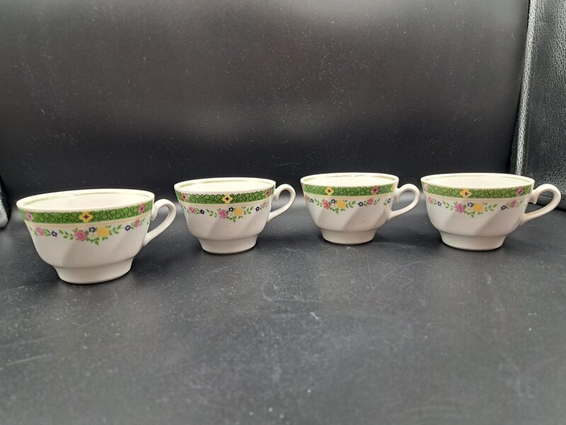 Kafijas krūzītes,  kafijas servīzes "Viktorija" ar zaļām puķītēm un gaiši zaļu lustru, RPR (Viktorija kafijas 35)