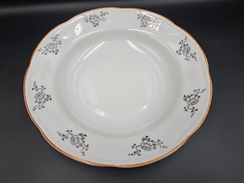 Zupas šķīvis, pusdienu servīze ROKOKO, balts ar sarkanu malu un melnām rozēm, RPF (Rokoko 160)