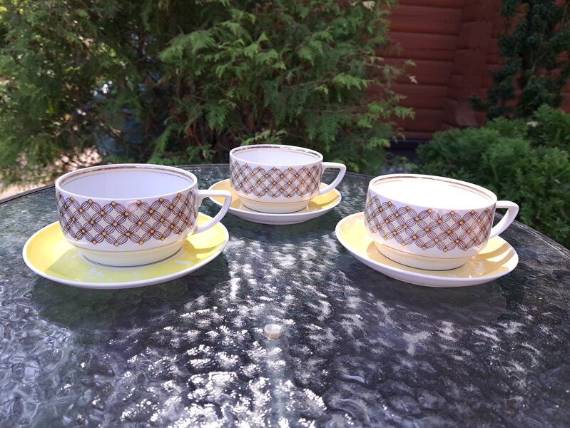 Vintāži eleganti buljona komplekti(pāri) ar rūtinām krūžītēm un dzeltenām apakštasēm, RPR (Buljona 64)