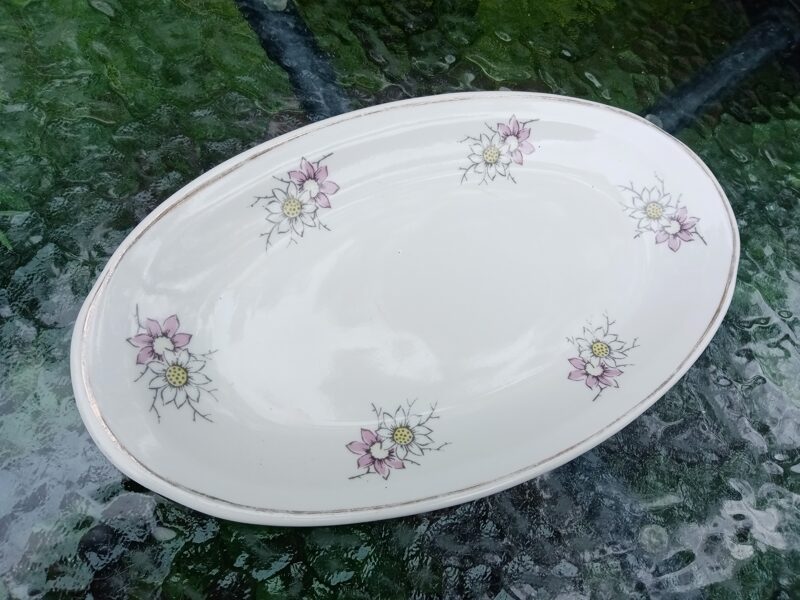 Garenais šķīvis 27cmx15,5cm, pusdienu servīze "Spīdola" ar lillā un baltām puķēm (Spīdola 51)