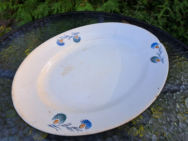 Lielais ovālais servējamais šķīvis Nr.2 fajansa ar zaļām un zilām puķēm, no fajansa pusdienu sevīzes, PFF (Fajansa pusdienu 27)