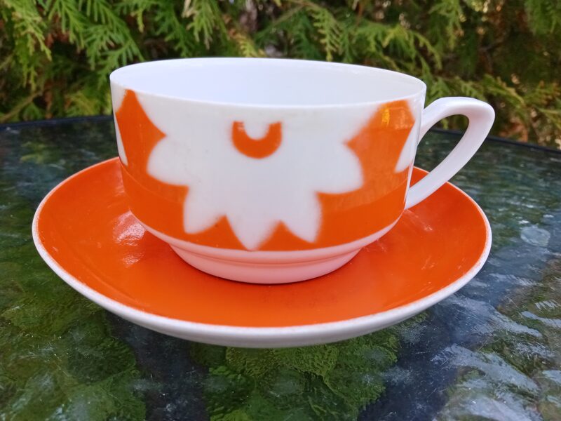 Tējas pāris (tase + apakštase) ar sarkanu un baltu dekolu "Aija-2" (Aija-2 tējas 42)