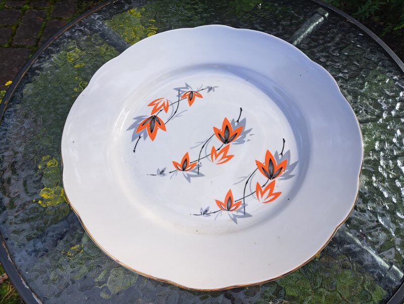 Lielais servējamais šķīvis diam.36cm ar sarkanām puķēm un zetu, RPR (Vilnis pusdienu 120)