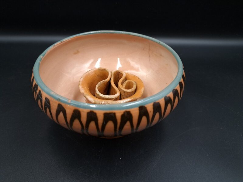 Skaista māla vāzīte, bēša ar brūnu gleznojumu un stobriņiem iekšā. D=14cm (Keram 90)