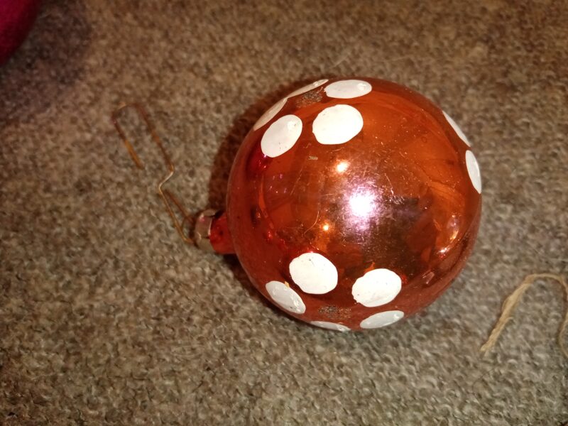 Eglīšu rotājumi - Rozā bumba ar baltām puķēm (Egle bumba 19)