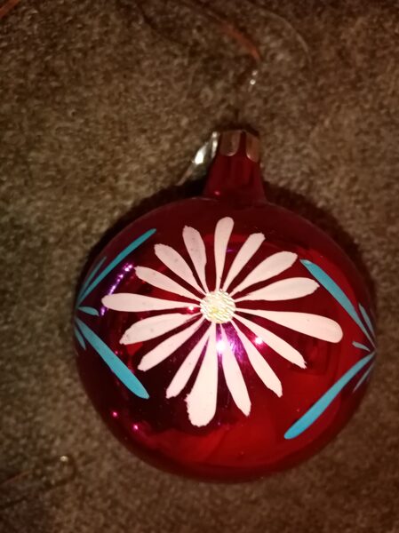 Rozā bumba ar baltu puķi (Egle bumba 17)